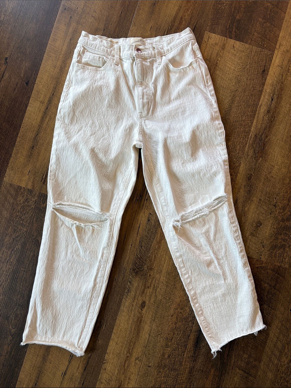Universal Thread Vintage Straight Vintage Recto Distressed White Jeans